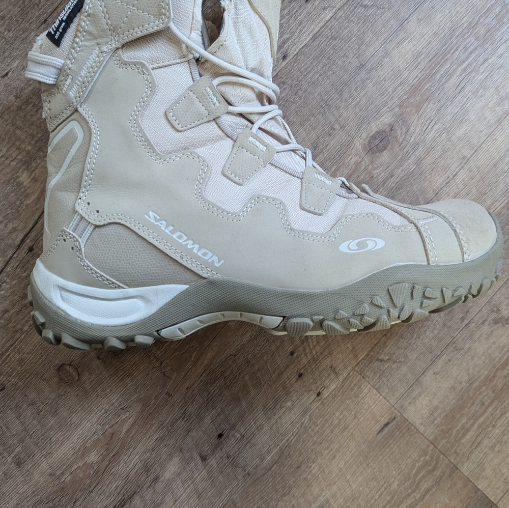 Women's Salomon Snowtrip Winter Boots, size 9.5